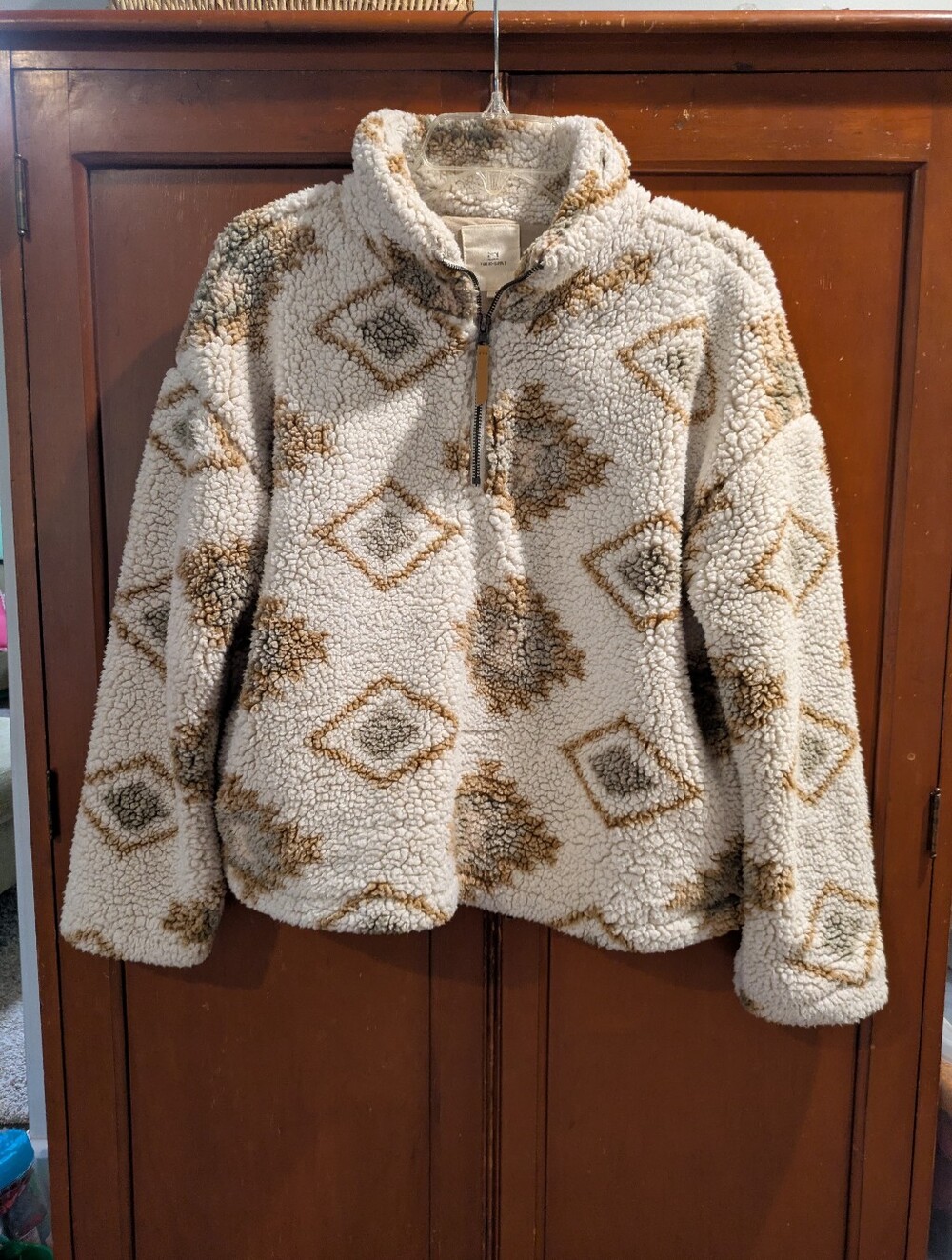 Thread & Supply Cream Cozy Sherpa Pullover with Brown / Grey Geometric Printens